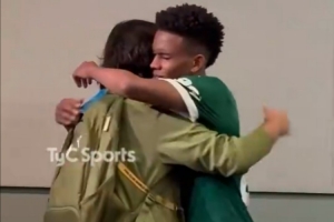 即将前往切尔西！埃斯特旺在发布会后与工作人员拥抱告别