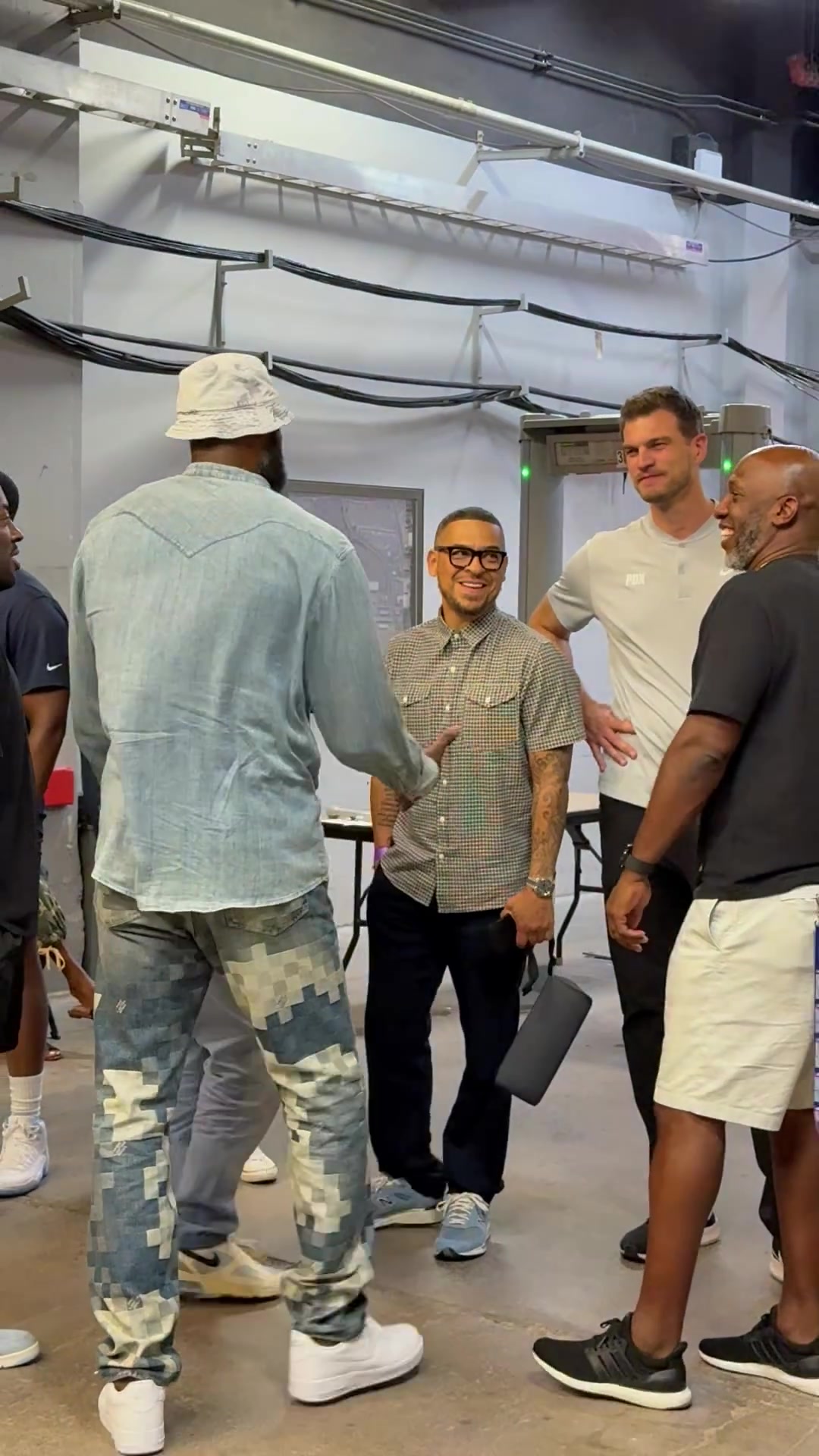 老熟人😄詹姆斯与比卢普斯寒暄 并与老对手斯普里特拥抱致意