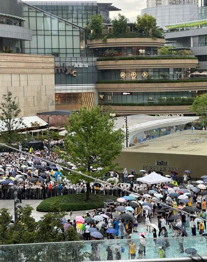 8868体育-成都今日雷暴雨天气，仍有大量球迷聚集在万象城等待詹姆斯